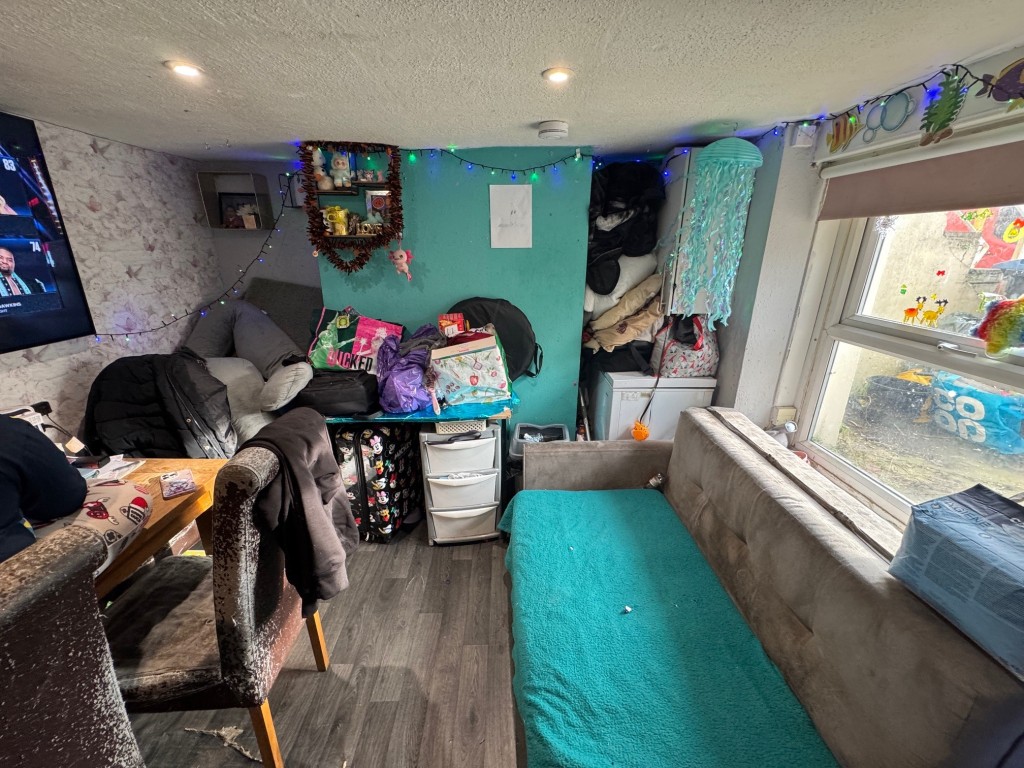 Lot: 182 - THREE STOREY FREEHOLD HOUSE INVESTMENT - Lower ground floor room